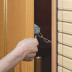 簡易補助錠(鍵)玄関ドア用ドアチェーン鍵施錠イメージ